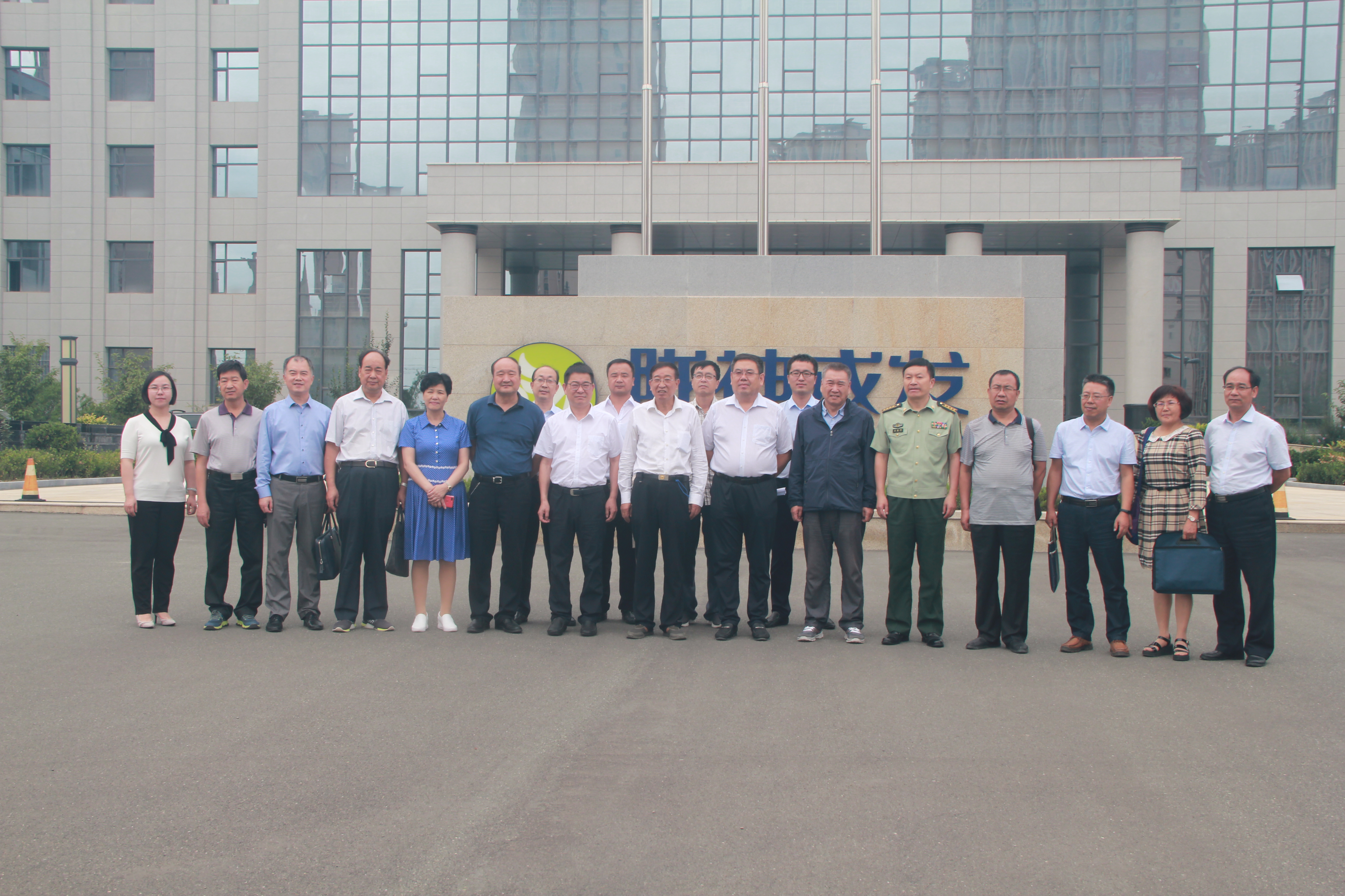 甘肃省政协副主席康国玺一行莅临陇神戎发参观调研