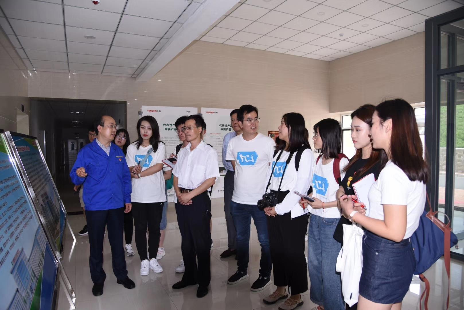 香港《大公报》记者、香港中文大学师生 走进陇神戎发参观学习