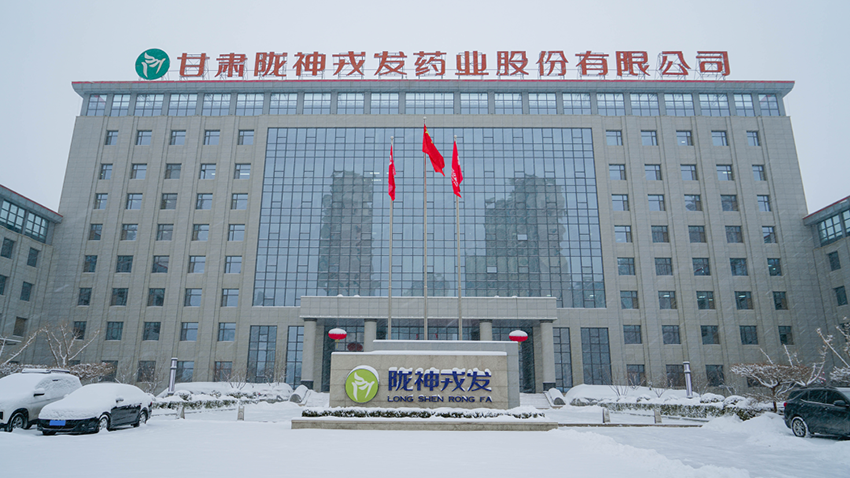 闻雪而动为畅通，扫雪除冰保安全