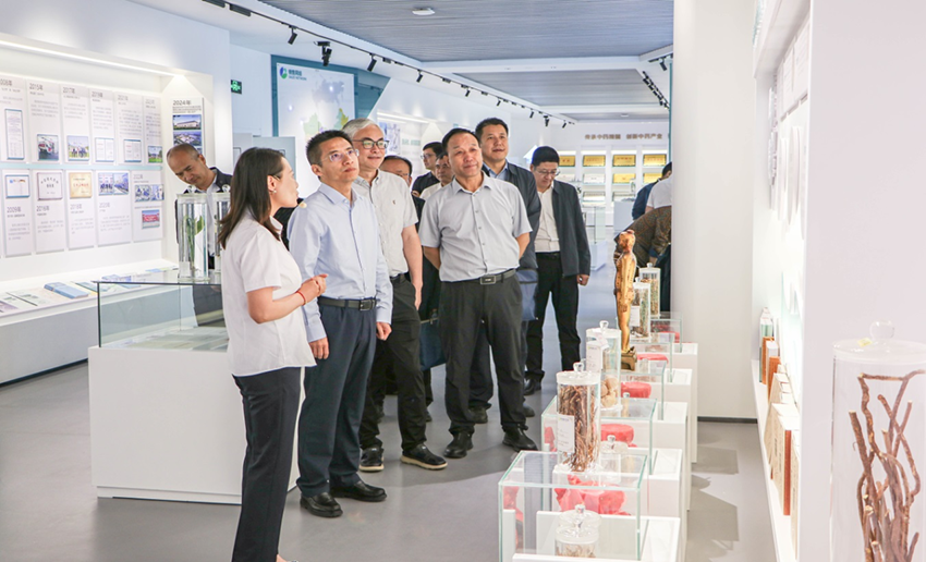 佛慈集团一行到陇神戎发考察交流