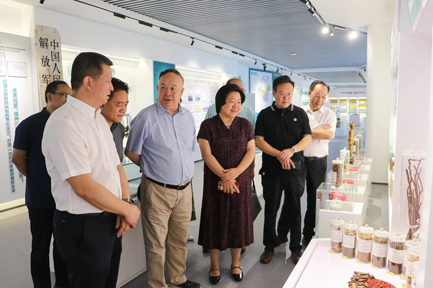 国际欧亚科学院院士、南京中医药大学教授段金廒一行到甘肃药业集团陇神戎发调研考察