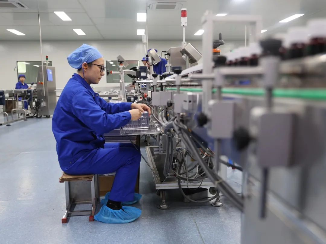 陇神戎发党员突击队再赴普安制药支援生产